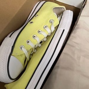 Women brand new size 8 converse never worn